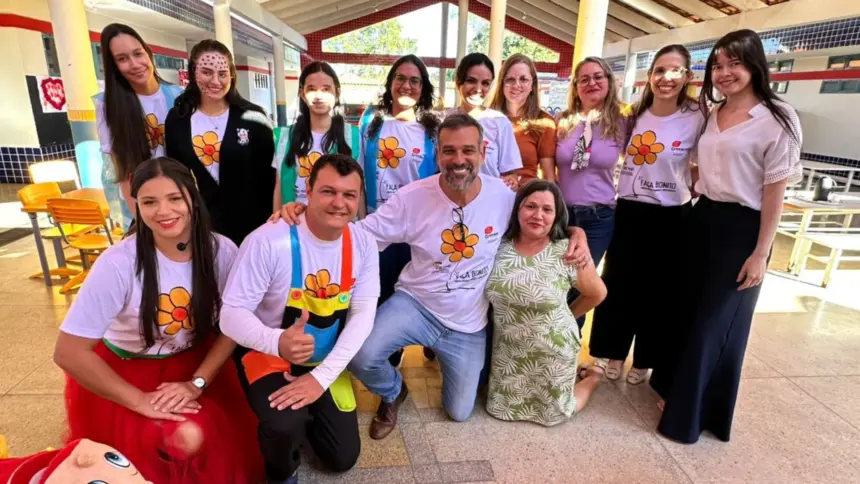 Renato de Castro participa de visita com a equipe da campanha “Faça Bonito” com palestras educativas para crianças Renato de Castro participa de visita com a equipe da campanha “Faça Bonito” com palestras educativas para crianças