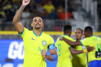 Brasil goleia Espanha e avança à semi do Mundial de futebol de areia