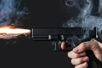 Sargento da PM mata mulher e atira na filha dentro de clínica médica Sargento da PM mata mulher e atira na filha dentro de clínica médica