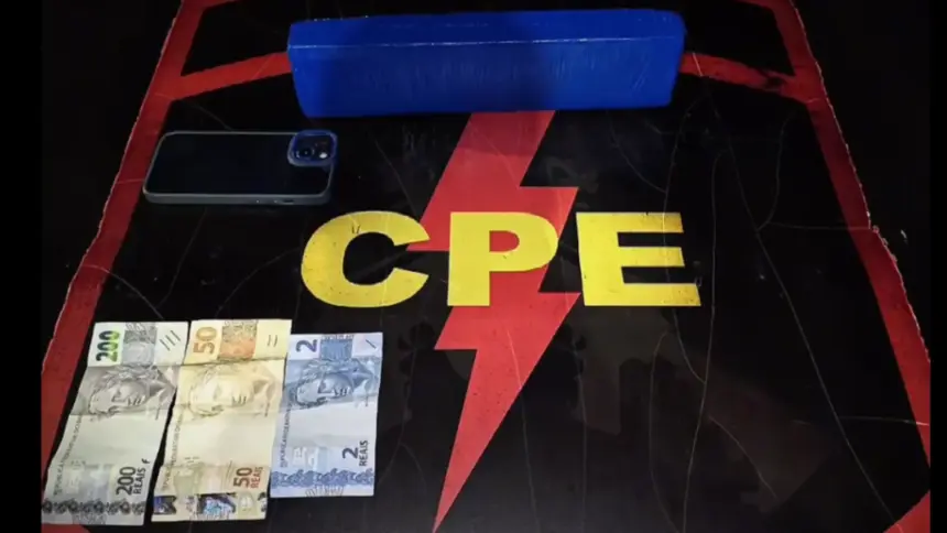 Suspeito de tráfico é preso pela CPE com maconha e moto de alta cilindrada Suspeito de tráfico é preso pela CPE com maconha e moto de alta cilindrada