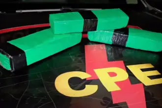 Traficante é flagrado com mala de drogas em Jaraguá após denúncia de moradores