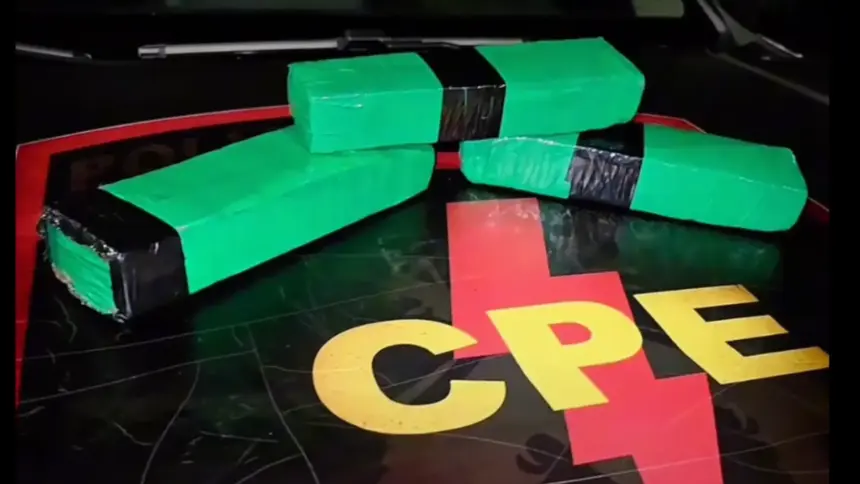 Traficante é flagrado com mala de drogas em Jaraguá após denúncia de moradores Traficante é flagrado com mala de drogas em Jaraguá após denúncia de moradores