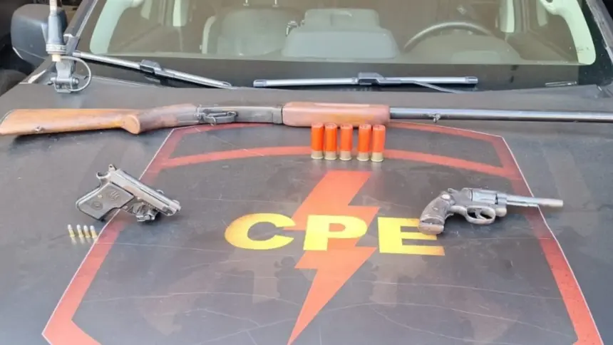 Três armas de fogo são apreendidas durante patrulhamento na região leste de Goianésia Três armas de fogo são apreendidas durante patrulhamento na região leste de Goianésia