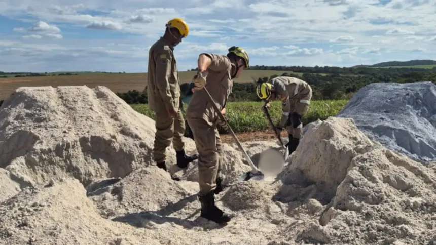 Urgente: Motorista morre soterrado por carga na região da Codora Urgente: Motorista morre soterrado por carga na região da Codora