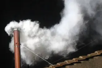 Vaticano se confunde, posta ‘fumaça branca’ e depois apaga publicação