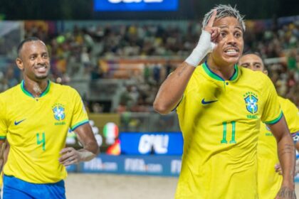 De forma dramática, Brasil vence Itália no Mundial de futebol de praia