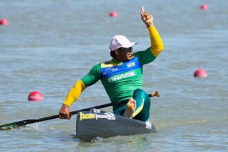 Isaquias Queiroz garante ouro na Copa do Mundo de canoagem velocidade