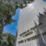 Empresários e deputados pressionam por revogação de portaria que restringe comércio em feriados Empresários e deputados pressionam por revogação de portaria que restringe comércio em feriados