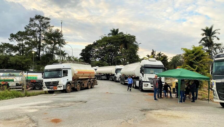 Greve de caminhoneiros em MG: categoria ameaça nova paralização, caso a Vibra Energia não atenda reivindicações Greve de caminhoneiros em MG: categoria ameaça nova paralização, caso a Vibra Energia não atenda reivindicações