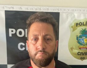 Polícia Civil prende dupla por tentar sacar benefício da Previdência Social usando documento falso, em Jaraguá