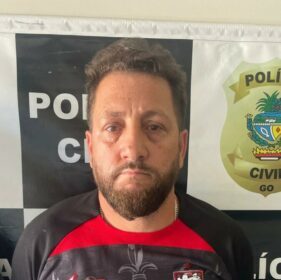 Polícia Civil prende dupla por tentar sacar benefício da Previdência Social usando documento falso, em Jaraguá