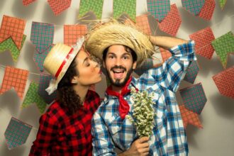 4 simpatias juninas para atrair amor e fortalecer os relacionamentos