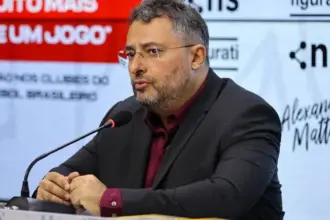 Alexandre Mattos vai ao CT Rei Pelé e confirma acerto com o Santos; Gil decide cumprir contrato