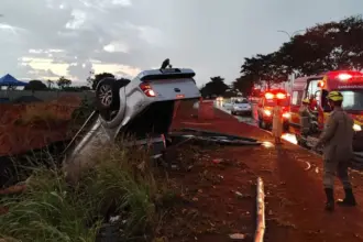 Capotamento de caminhonete na região sul de Goianésia mobiliza Corpo de Bombeiros