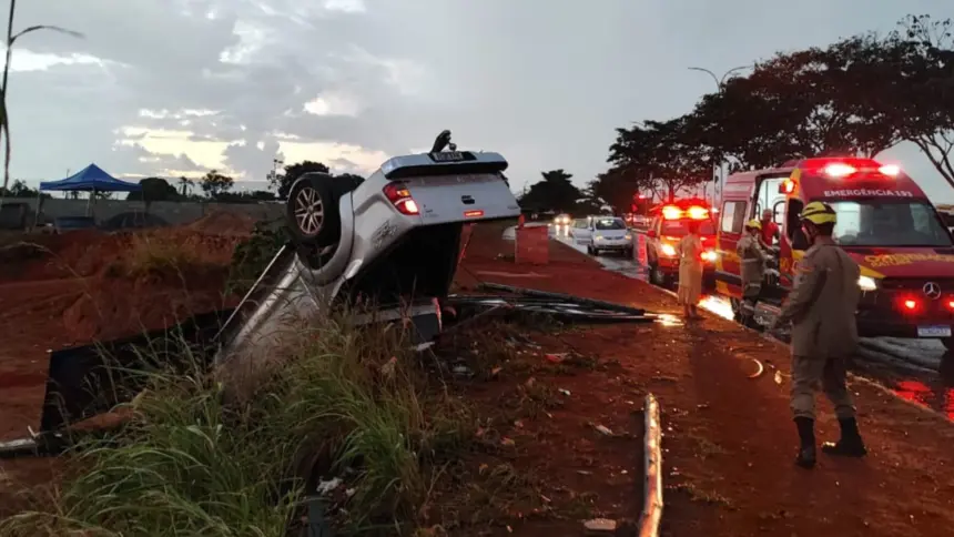 Capotamento de caminhonete na região sul de Goianésia mobiliza Corpo de Bombeiros Capotamento de caminhonete na região sul de Goianésia mobiliza Corpo de Bombeiros