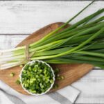 5 benefícios da cebolinha verde para a saúde e como incluí-la na dieta
