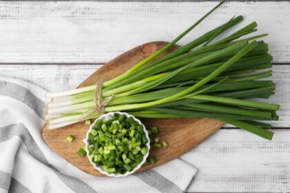5 benefícios da cebolinha verde para a saúde e como incluí-la na dieta 5 benefícios da cebolinha verde para a saúde e como incluí-la na dieta