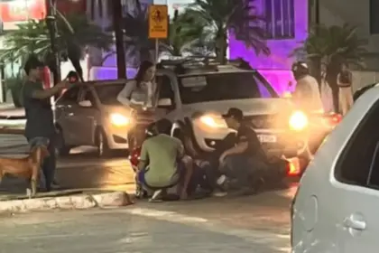 Colisão entre moto e carro deixa mulher ferida no centro de Goianésia