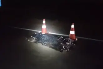 Colisão frontal entre moto e caminhão deixa dois mortos na BR-153