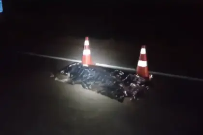 Colisão frontal entre moto e caminhão deixa dois mortos na BR-153