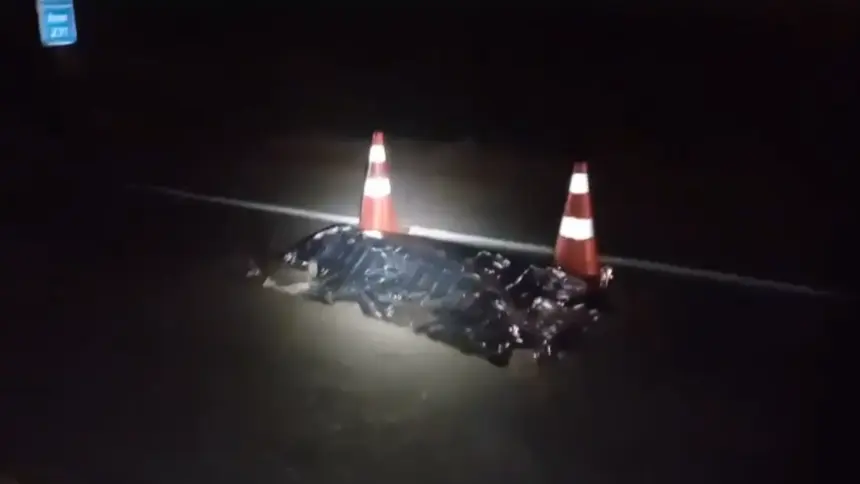 Colisão frontal entre moto e caminhão deixa dois mortos na BR-153 Colisão frontal entre moto e caminhão deixa dois mortos na BR-153