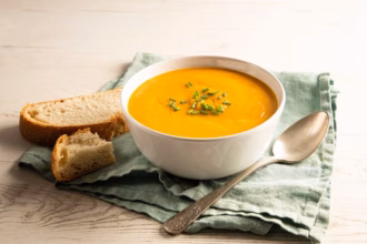 6 receitas de sopas cremosas para espantar o frio