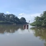 Draga afunda no Rio das Almas e mobiliza Corpo de Bombeiros de Goianésia Draga afunda no Rio das Almas e mobiliza Corpo de Bombeiros de Goianésia