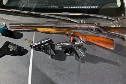 Durante operação policial, CPE recupera carro roubado e apreende 3 armas de fogo