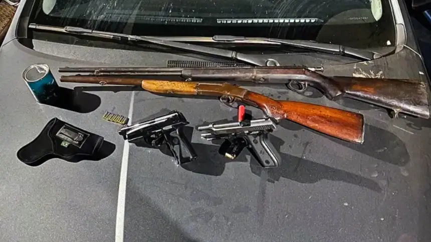 Durante operação policial, CPE recupera carro roubado e apreende 3 armas de fogo Durante operação policial, CPE recupera carro roubado e apreende 3 armas de fogo