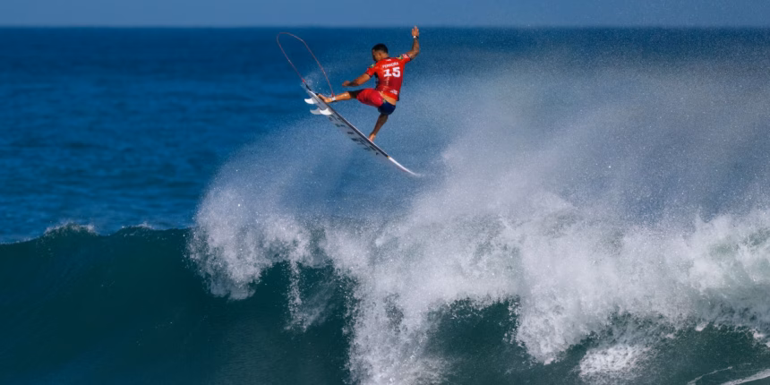 Italo Ferreira brilha com aéreo para alcançar quartas da etapa do Rio