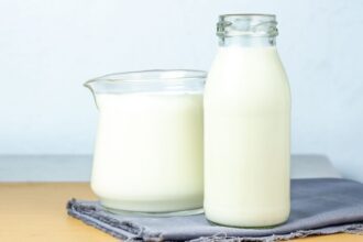 5 mitos e verdades comuns sobre o leite