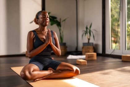 Conheça os benefícios da prática de yoga às cegas Conheça os benefícios da prática de yoga às cegas