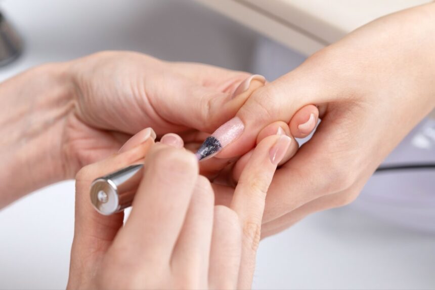 Veja como evitar contaminações ao usar esmalte no salão de beleza Veja como evitar contaminações ao usar esmalte no salão de beleza