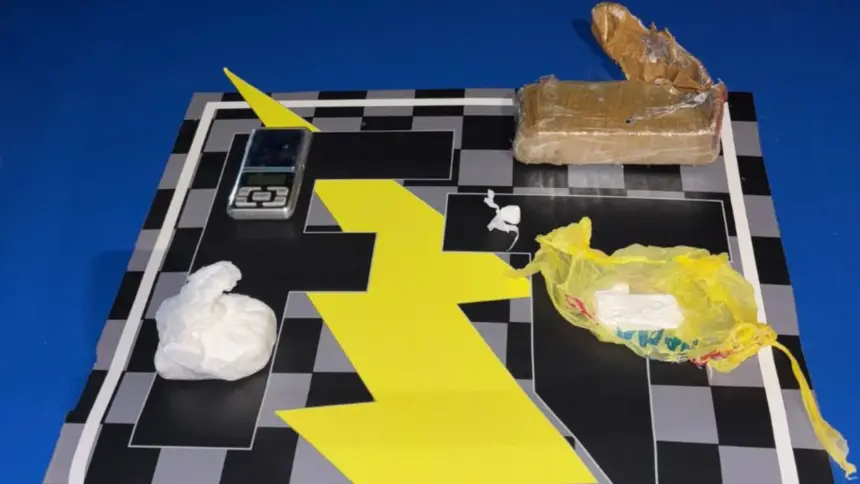 Polícia Militar prende traficante e apreende 600g de drogas no Jardim Esperança Polícia Militar prende traficante e apreende 600g de drogas no Jardim Esperança