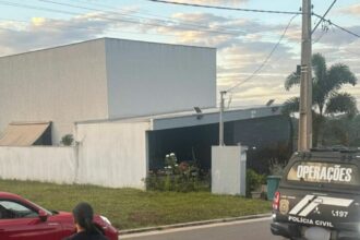 Polícia Civil faz operação e fecha loja de veículos de luxo usada para aplicar golpes em centenas de vítimas de Goiânia