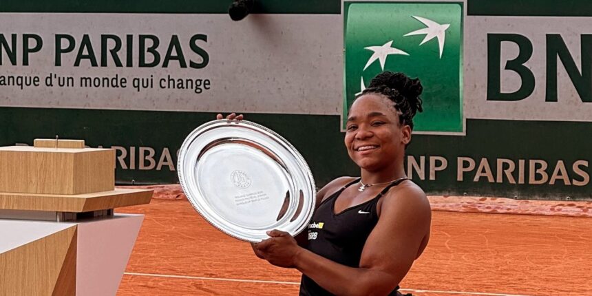 Vitória Miranda é campeã juvenil de simples e duplas em Roland Garros Vitória Miranda é campeã juvenil de simples e duplas em Roland Garros