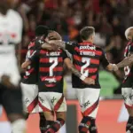 Flamengo vence São Paulo por 2 a 0 no retorno do Brasileiro Flamengo vence São Paulo por 2 a 0 no retorno do Brasileiro