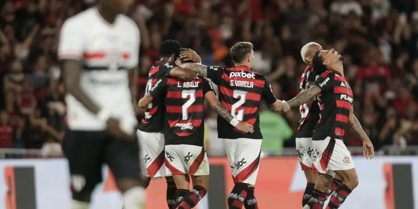 Flamengo vence São Paulo por 2 a 0 no retorno do Brasileiro Flamengo vence São Paulo por 2 a 0 no retorno do Brasileiro
