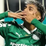 Palmeiras bate o Grêmio e cola em Cruzeiro e Flamengo no Brasileirão Palmeiras bate o Grêmio e cola em Cruzeiro e Flamengo no Brasileirão