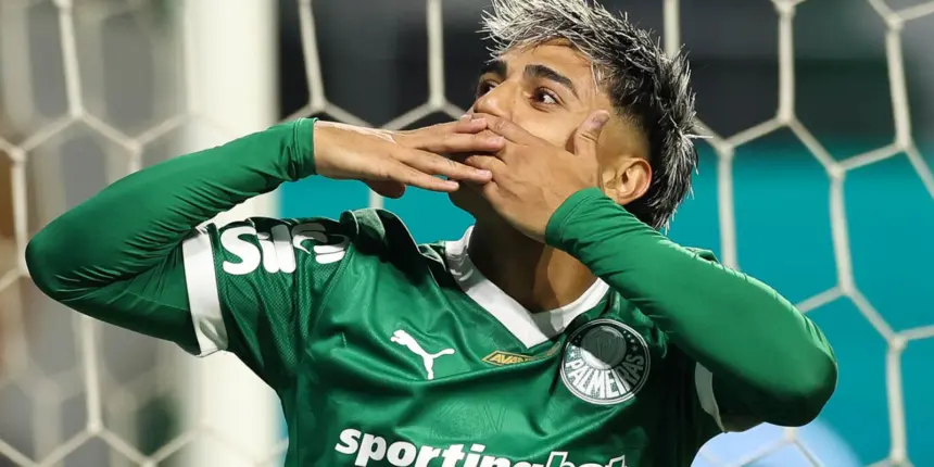 Palmeiras bate o Grêmio e cola em Cruzeiro e Flamengo no Brasileirão Palmeiras bate o Grêmio e cola em Cruzeiro e Flamengo no Brasileirão