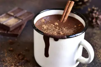 5 receitas de chocolate quente vegano para os dias frios