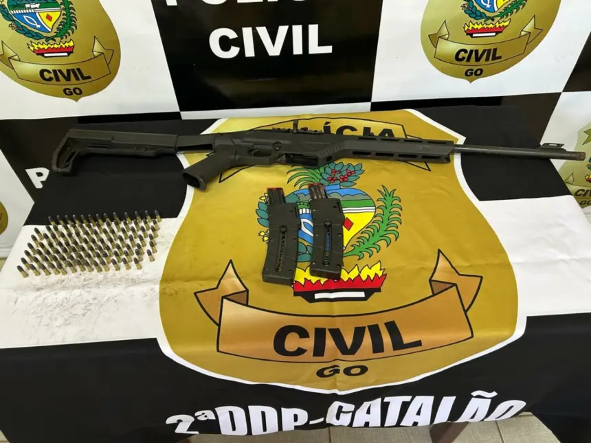 PCGO cumpre mandado de busca e apreensão em fazenda e apreende arma de fogo e munições, em Catalão PCGO cumpre mandado de busca e apreensão em fazenda e apreende arma de fogo e munições, em Catalão
