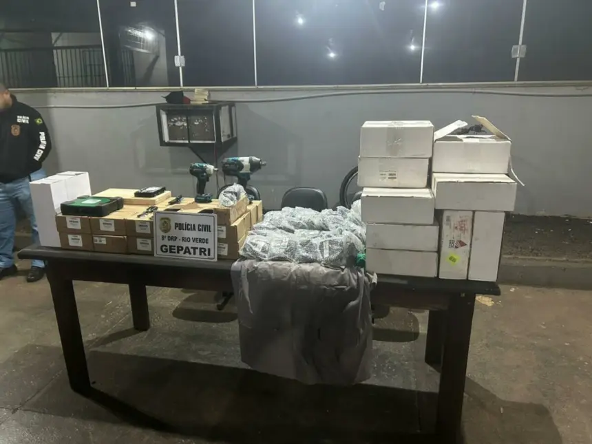 Operação integrada prende ex-funcionários de multinacional investigados por furtar R$ 700 mil em equipamentos agrícolas, em Rio Verde