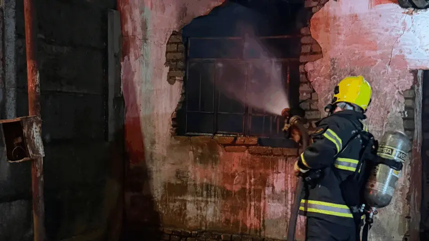 Bombeiros controlam incêndio em residência no oeste de Goianésia
