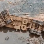 Caminhão cai de ponte na BR-364 e motorista morre preso às ferragens