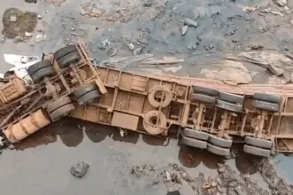 Caminhão cai de ponte na BR-364 e motorista morre preso às ferragens