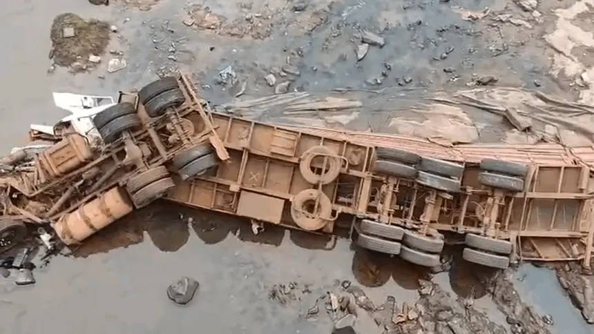 Caminhão cai de ponte na BR-364 e motorista morre preso às ferragens