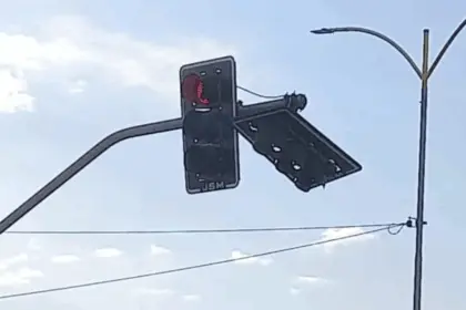 Caminhão danifica semáforo na Avenida Contorno, no oeste de Goianésia Caminhão danifica semáforo na Avenida Contorno, no oeste de Goianésia