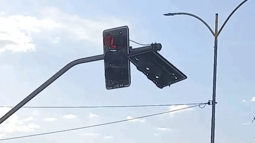 Caminhão danifica semáforo na Avenida Contorno, no oeste de Goianésia