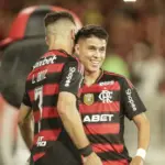 Flamengo vence o Galo e é o novo líder do Campeonato Brasileiro Flamengo vence o Galo e é o novo líder do Campeonato Brasileiro